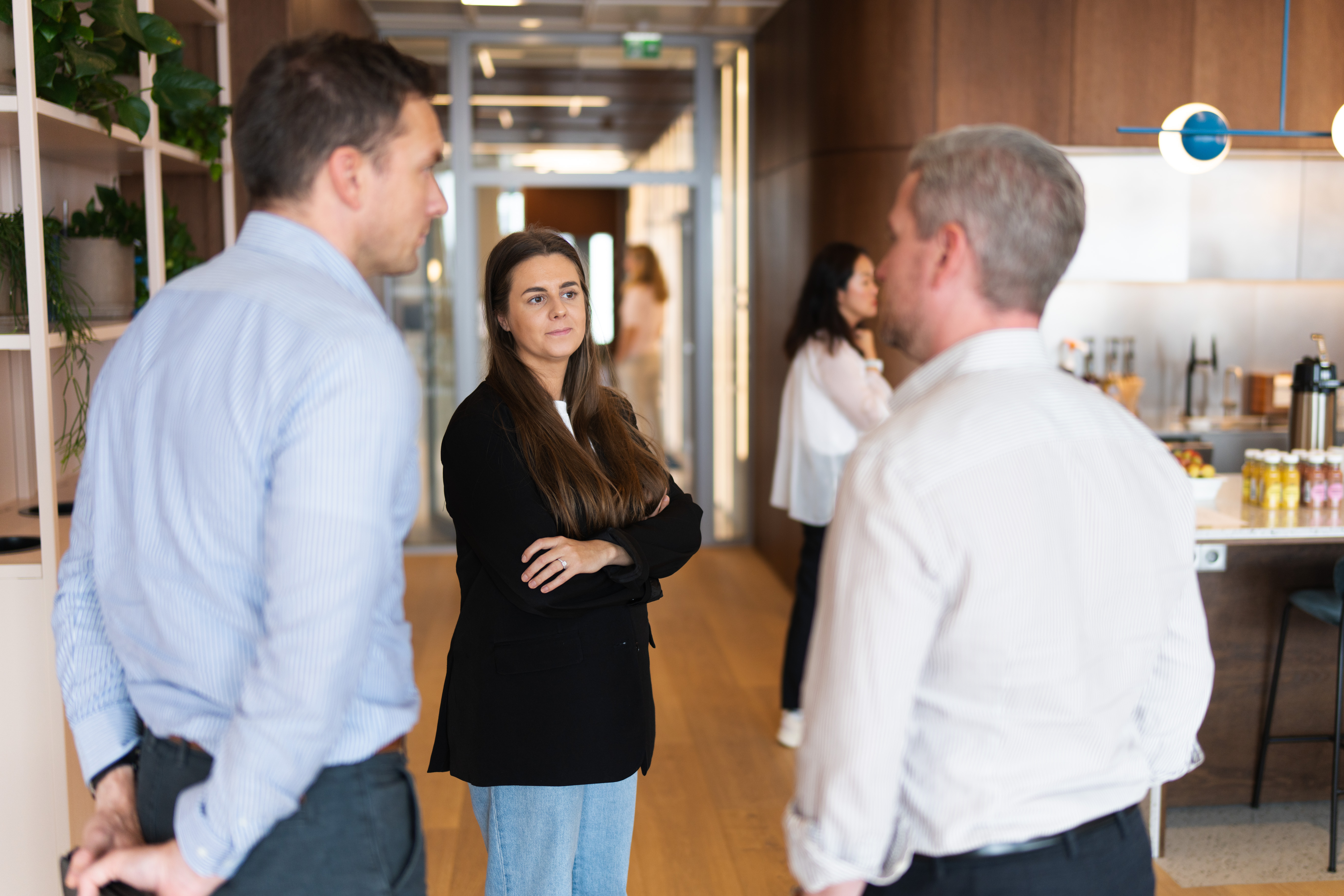 Profesjonelle deltakere i diskusjon under workshop-pause