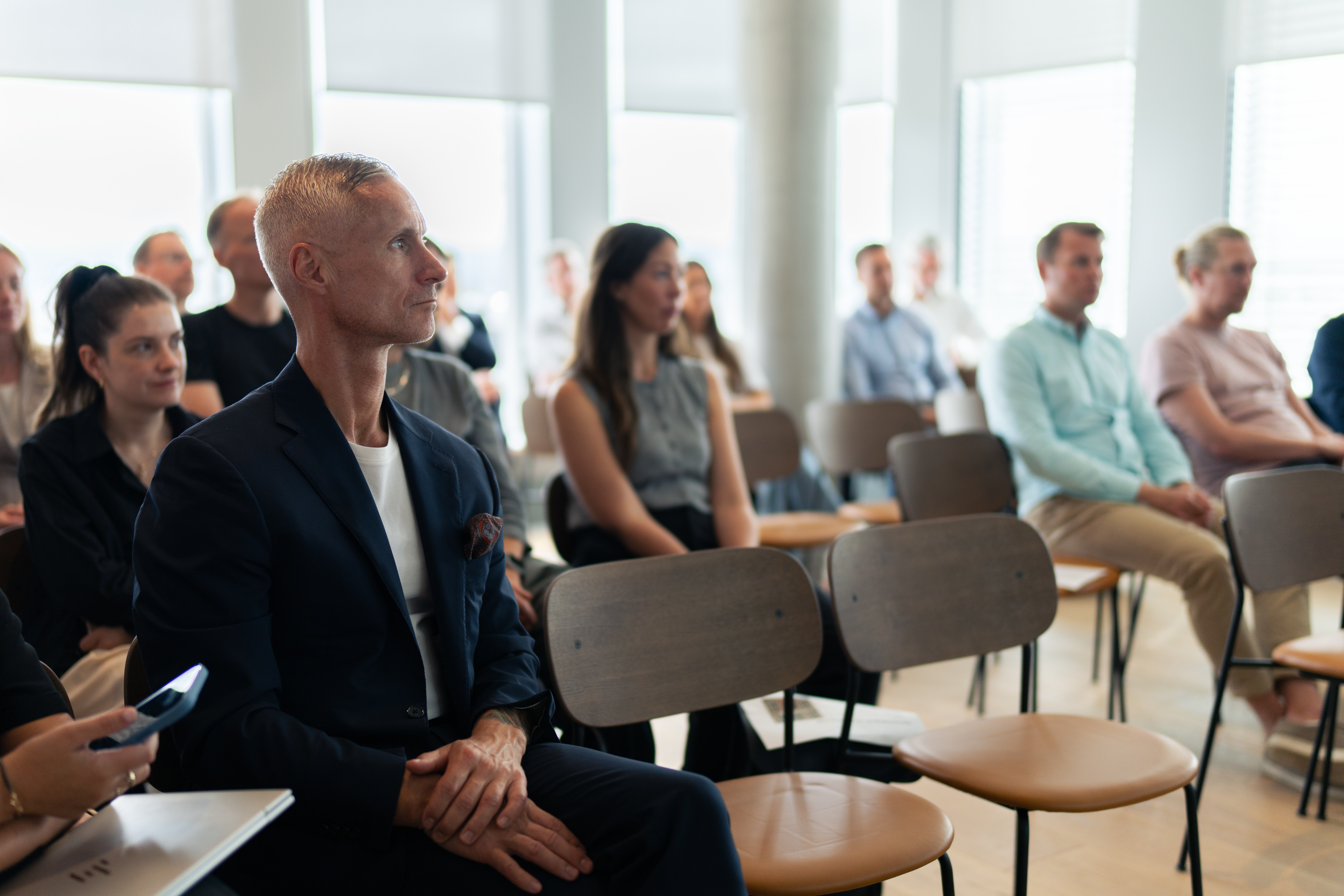 Engasjerte deltakere som følger med på cybersikkerhetsworkshop