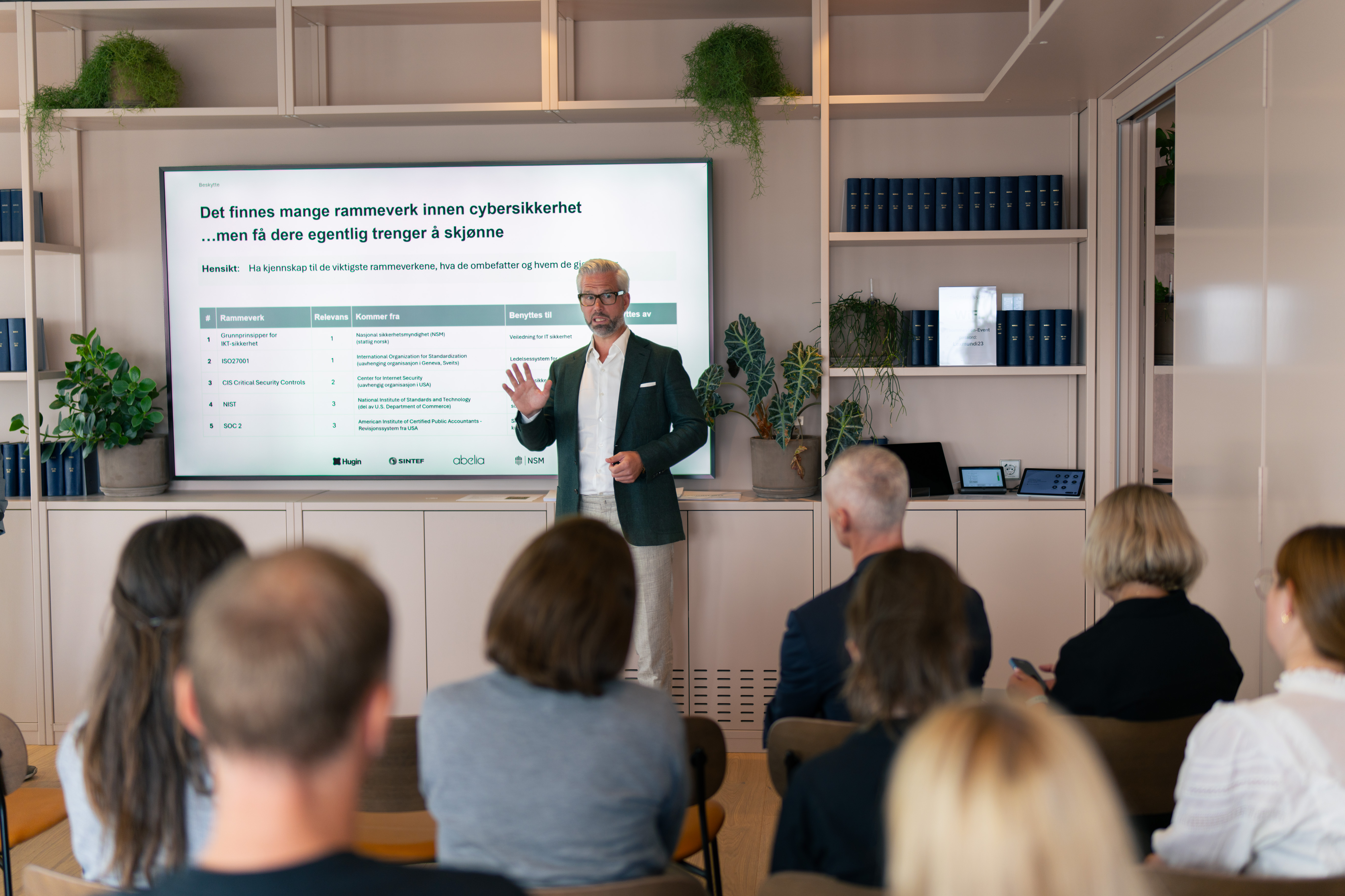Presentasjon av cybersikkerhetsrammeverk til profesjonell målgruppe